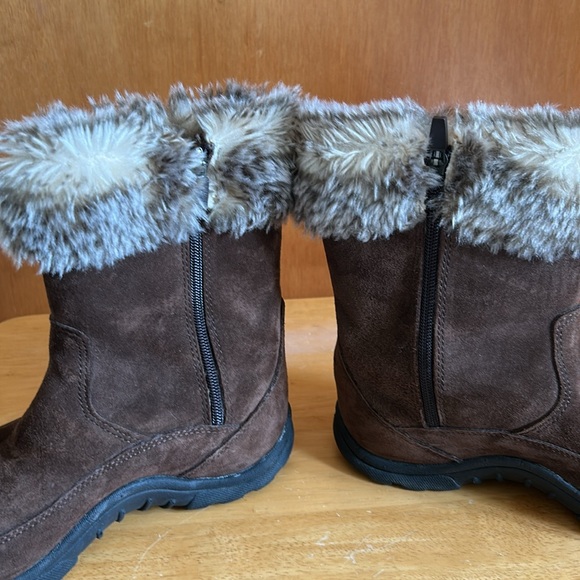 LL Bean brown suede boots in very good condition side zip size 7 medium - Picture 3 of 5